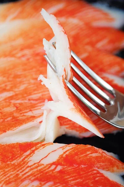 Вкусное свежее крабовое мясо на столе — стоковое фото