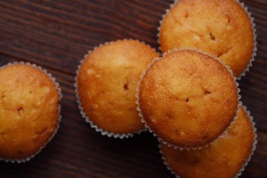 Ahşap bir masa üzerinde krem ile lezzetli taze cupcakes 