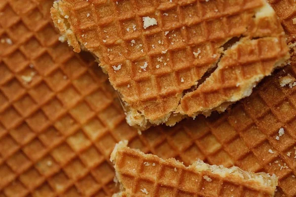 Frische süße Wiener Waffeln mit Karamellcreme — Stockfoto