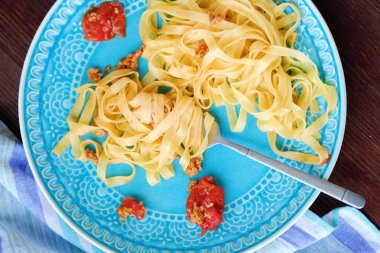 Kıymalı ve domates bir plaka ile lezzetli tagliatelle makarna 