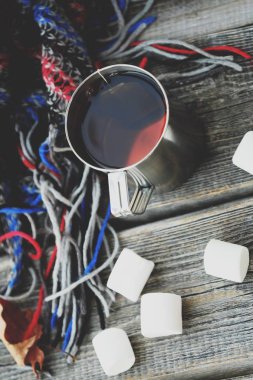 Lezzetli çay ve hatmi ahşap bir masa üzerinde 