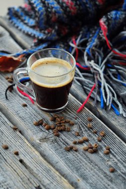 Lezzetli taze espresso kahve ve ahşap masa fasulye