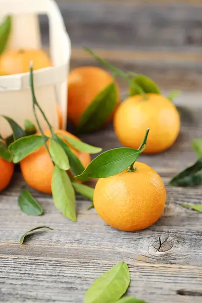 Friss ízletes Tangerine levelek a fa tábla — Stock Fotó