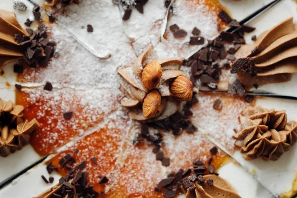 Νόστιμο Κέικ Κρέμα Σοκολάτας Και Αμύγδαλα — Φωτογραφία Αρχείου