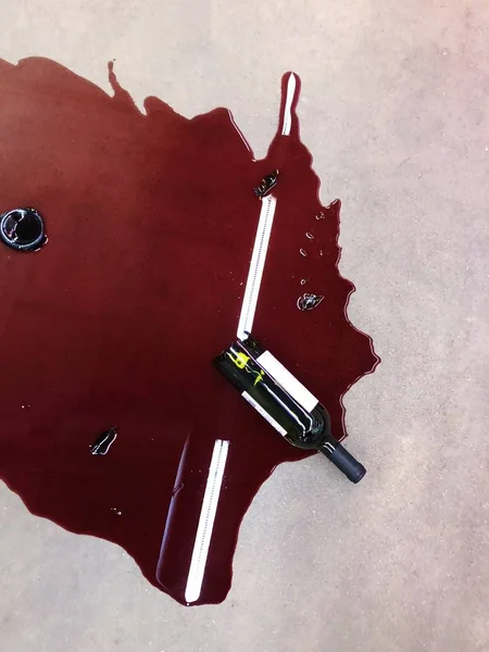 İçinde belgili tanımlık çarşı yerde kırık kırmızı şarap şişe 