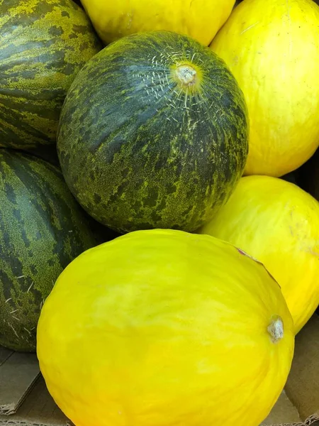 Вкусные Зеленые Желтые Дыни Рынке — стоковое фото