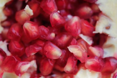 Lezzetli olgun pembe nar taneleri yakın çekim 