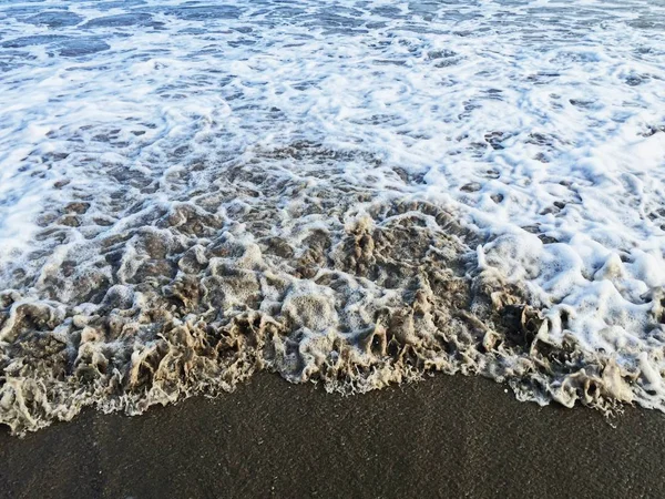 日出和海浪中美丽的海滩 — 图库照片