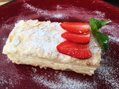 Taze çilek ve nane ile lezzetli Napoleon pasta  