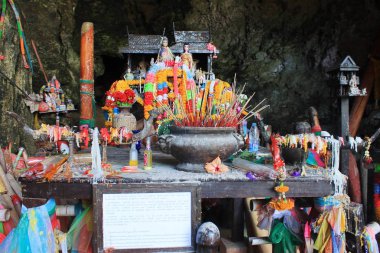 Heykel ve güzel çiçekler Adası ile mağara