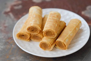 Tabak içinde yoğunlaştırılmış süt ile lezzetli waffle