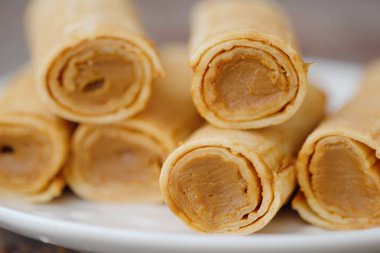 Tabak içinde yoğunlaştırılmış süt ile lezzetli waffle