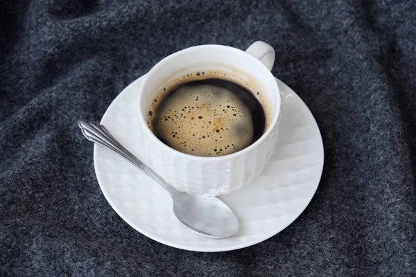 Köstlicher Frischer Leckerer Kaffee Auf Grauem Plaid — Stockfoto