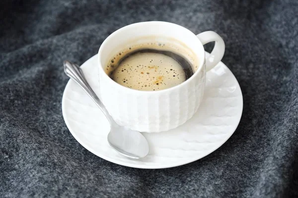 Köstlicher Frischer Leckerer Kaffee Auf Grauem Plaid — Stockfoto