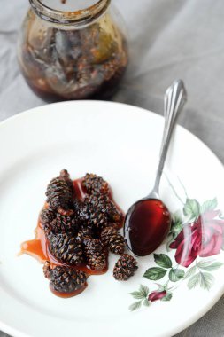 Çam kozalakları kabın içinde gelen taze reçel 