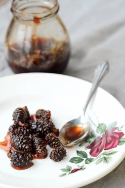 Çam kozalakları kabın içinde gelen taze reçel 