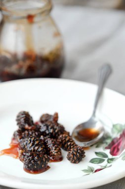 Çam kozalakları kabın içinde gelen taze reçel 