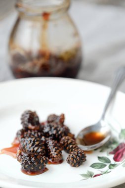 Çam kozalakları kabın içinde gelen taze reçel 