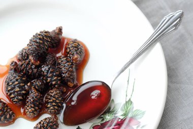 Çam kozalakları kabın içinde gelen taze reçel 