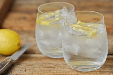 Buz ve limon tablo ile taze limonata  