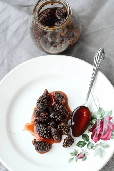 Çam kozalakları kabın içinde gelen taze reçel 