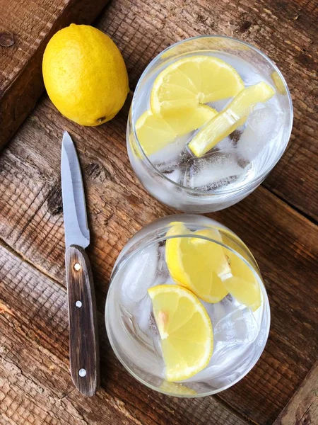 Frische Limonade Mit Eis Und Zitrone Auf Dem Tisch — Stockfoto