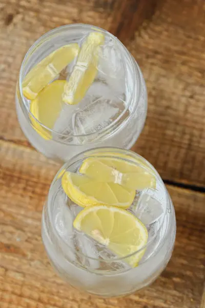 Limonada Fresca Com Gelo Limão Mesa — Fotografia de Stock