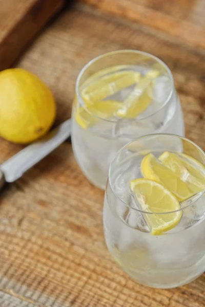 Limonada Fresca Com Gelo Limão Mesa — Fotografia de Stock