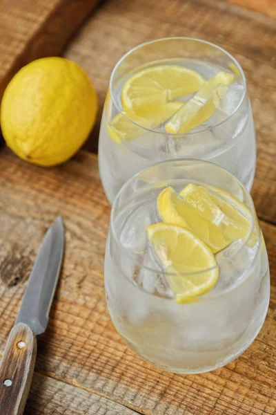 Frische Limonade Mit Eis Und Zitrone Auf Dem Tisch — Stockfoto