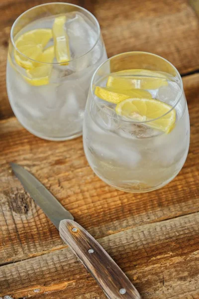 Frische Limonade Mit Eis Und Zitrone Auf Dem Tisch — Stockfoto