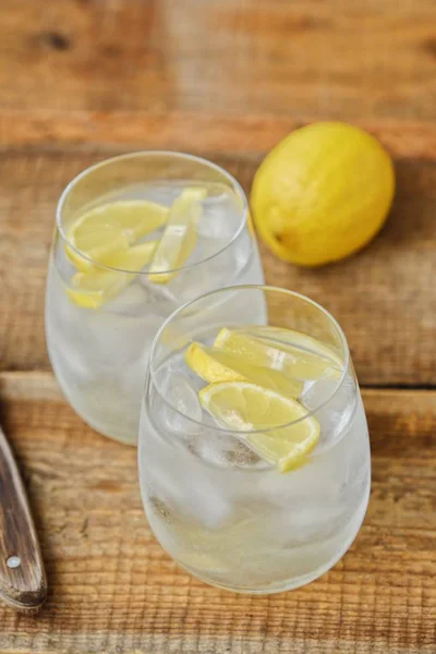 Buz ve limon tablo ile taze limonata 