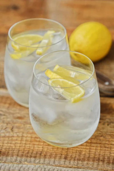 Limonada Fresca Com Gelo Limão Mesa — Fotografia de Stock