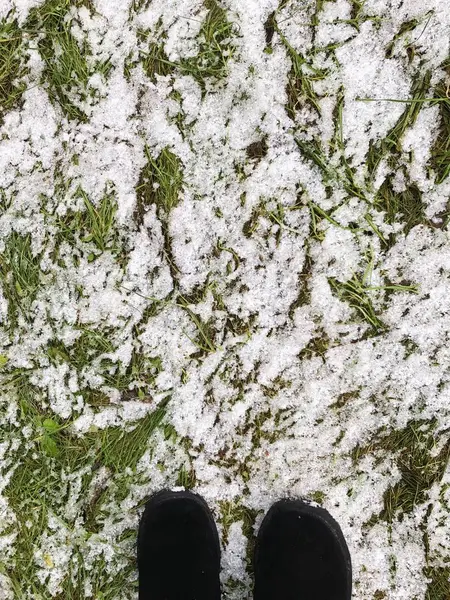 Botas Negras Invierno Sobre Nieve Hierba — Foto de Stock