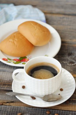 Lezzetli Americano kahve ve pasta masada  