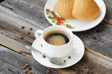 Lezzetli Americano kahve ve pasta masada  