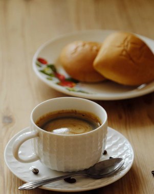Lezzetli Americano kahve ve pasta masada  