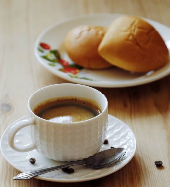 Lezzetli Americano kahve ve pasta masada  