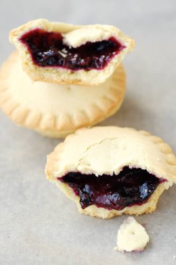 Masanın üzerine siyah kuş üzümü ile lezzetli muffins 