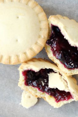 Masanın üzerine siyah kuş üzümü ile lezzetli muffins 