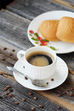 Lezzetli Americano kahve ve pasta masada  