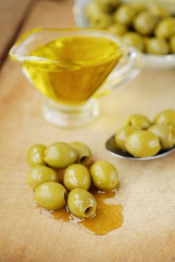 Lezzetli yeşil zeytin ve yağlıboya tablo