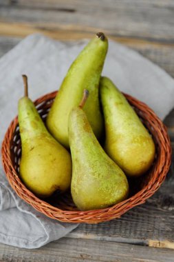 Masanın üzerinde olgunlaşmış taze yeşil armut 