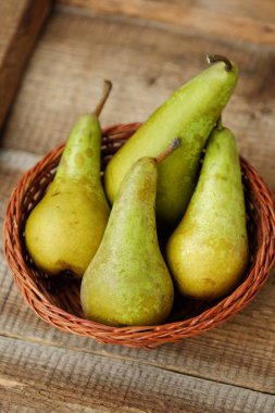 Masanın üzerinde olgunlaşmış taze yeşil armut 