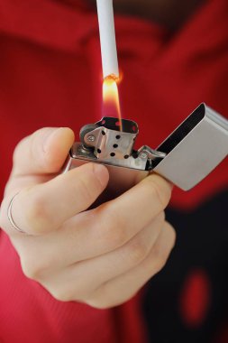 Adam bir çakmak ateşiyle yanar 