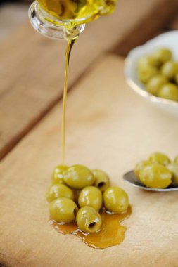 Lezzetli yeşil zeytin ve yağlıboya tablo