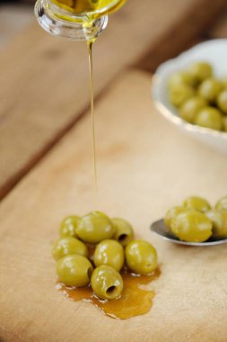 Lezzetli yeşil zeytin ve yağlıboya tablo
