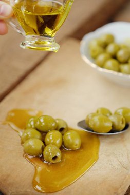 Lezzetli yeşil zeytin ve yağlıboya tablo