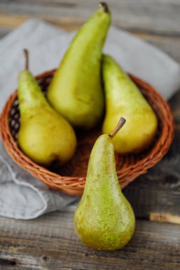 Masanın üzerinde olgunlaşmış taze yeşil armut 