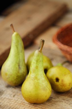 Masanın üzerinde olgunlaşmış taze yeşil armut  
