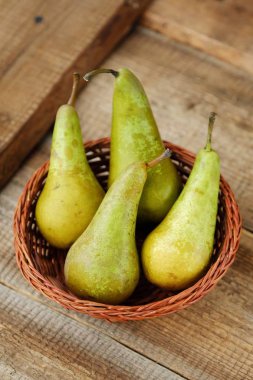 Masanın üzerinde olgunlaşmış taze yeşil armut  